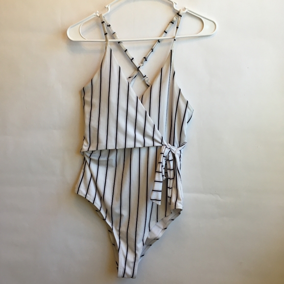 CUPSHE STAY YOUNG BLACK & WHITE SWIMSUIT - Picture 2 of 6